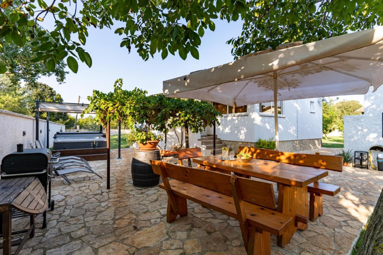 Holiday Home Kerniat بولا المظهر الخارجي الصورة