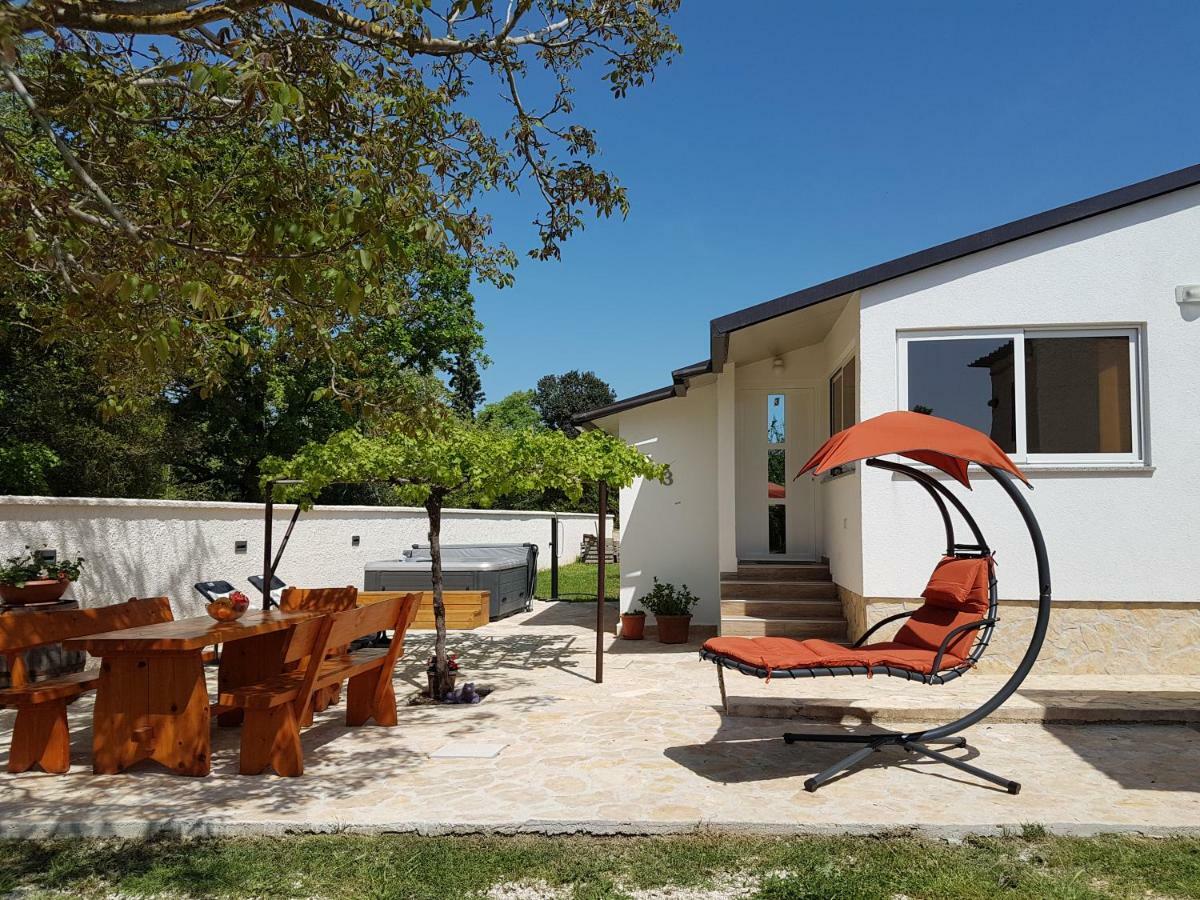 Holiday Home Kerniat بولا المظهر الخارجي الصورة